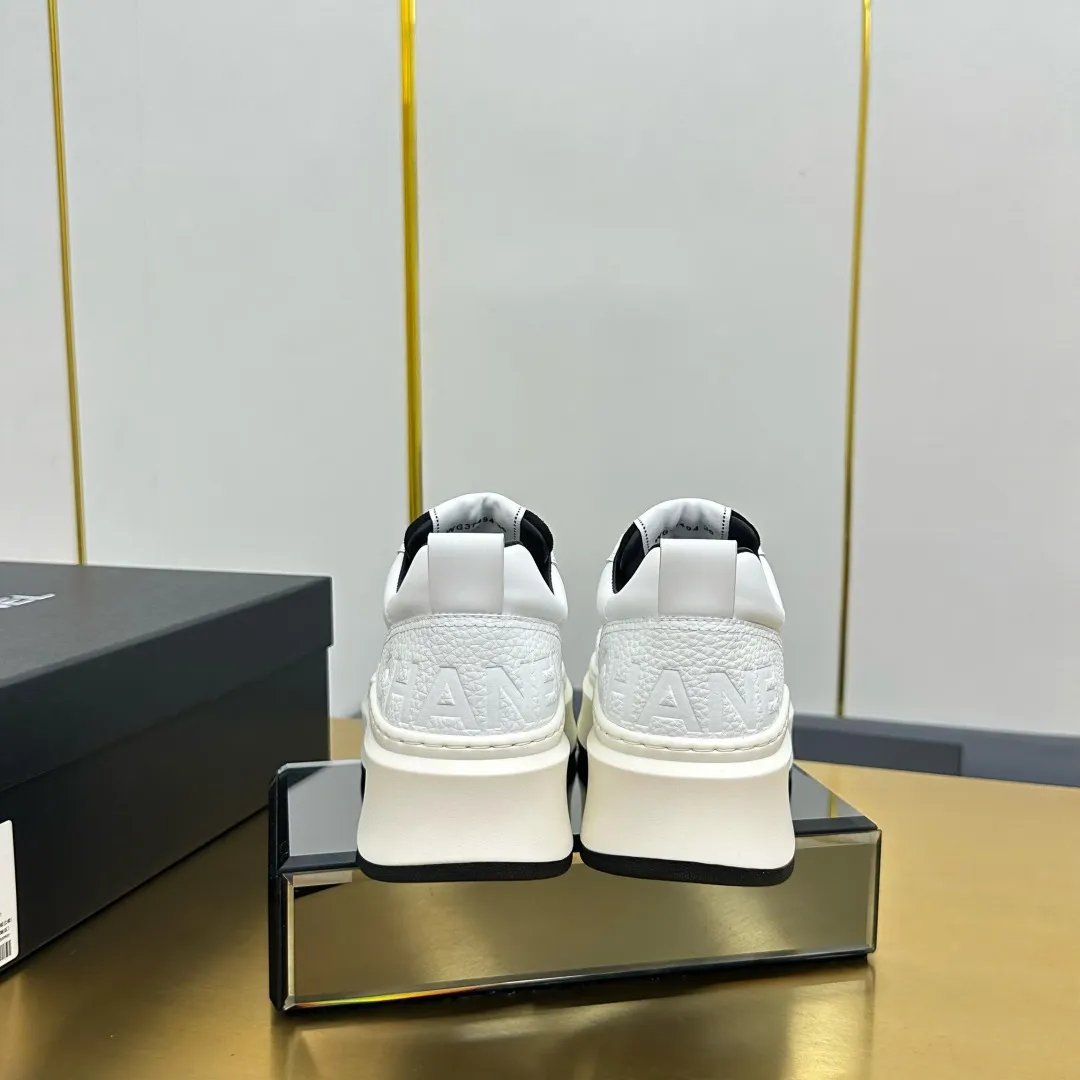 👟👟Ex-factory price 600👟👟 Upgraded version, upgraded version, upgraded version! No rebuttal accepted! ! ! ! Chanel Chanel panda shoes! 2025 counter's top casual sports shoes. This classic design; the upper is electro-embroidered with a variety of techniques; the outsole is fashionable and sporty; the unusual inclusion of a variety of color matching elements... The diversified mix and match is very good-looking and versatile, and can be used for leisure, fashion, sports, and outdoor... ꫛꫀꪝ Go➫ Materials: ❶Upper made of: original imported first-layer silk cowhide + original waterproof cloth + original first-layer cowhide ❷Inner lining: Original Yangli+Net ❸Outsole based on: Original TPU combination outsole Counter boutique packaging complete set for women 35–41 👉 👉